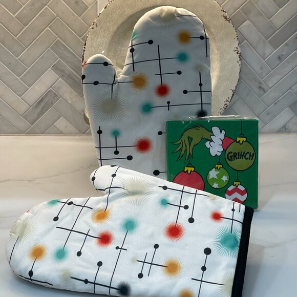Retro Bundle: Pair of Oven Mitts + Grinch Holiday Napkins - Picture 8 of 11